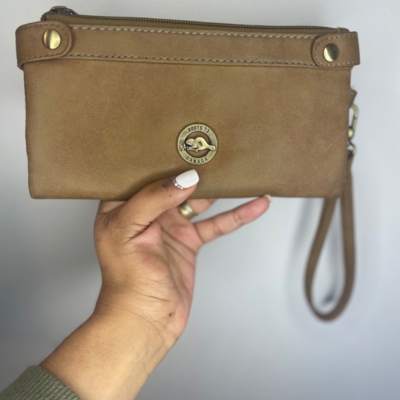 THIS IS A PROJECT: NEW-ISH ROOTS WALLET AS IS (WRISTLET NEEDS LOVE) - Picture 11 of 17